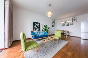 西安市にあるXi’an NewTown·North Passenger Station· Locals Apartment 00125860のリビングルーム(緑の椅子、テーブル付)