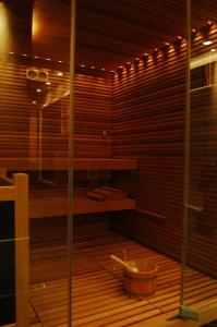a sauna with a wooden floor and a bucket at Hotel & SPA Riviera Castelsardo in Castelsardo