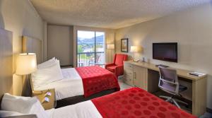Postel nebo postele na pokoji v ubytování Penticton Lakeside Resort