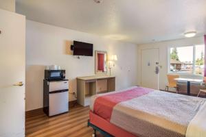 TV a/nebo společenská místnost v ubytování Motel 6-Vancouver, WA