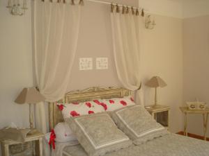 A bed or beds in a room at Chambres d'Hôtes Au Temps Des Cerises