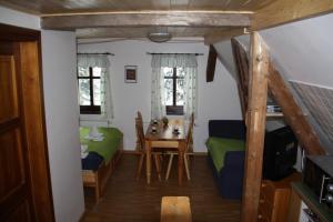 ベドジホフにあるBalada horská chataのベッド2台とテーブルが備わる客室です。