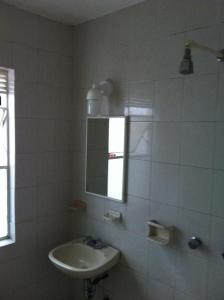 a white bathroom with a sink and a mirror at Hotel Dos Naciones in Mexico City