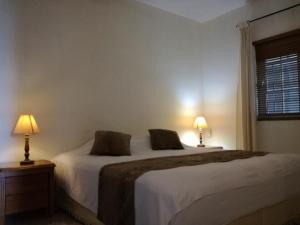 um quarto com 2 camas, 2 candeeiros e uma janela em Trendzone Apartments em Grand Baie
