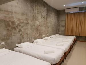 Un pat sau paturi într-o cameră la D Huahin Vintage & Loft