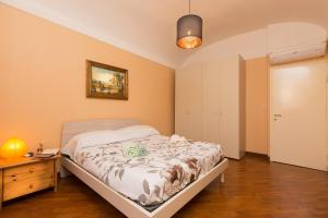 ローマにあるinternocinqueのベッドルーム1室(ベッド1台、ドレッサー、テーブル付)