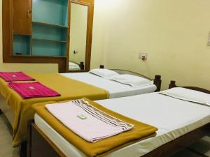 Hotel Varsha Hampi客房内的一张或多张床位