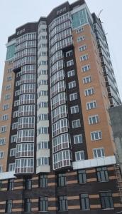 ブリャンスクにあるСтудия в центре на Крахмалёва 8の多くの窓がある高層アパートメントです。
