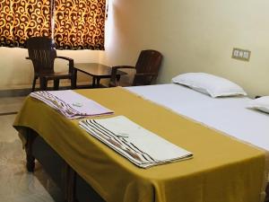 Hotel Varsha Hampi客房内的一张或多张床位