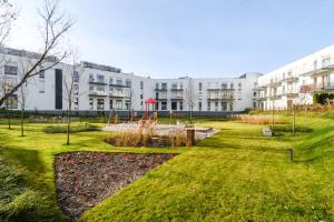 park przed budynkiem z fontanną w obiekcie Exclusive Trendy Apartments w Warszawie