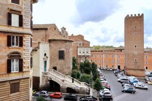 羅馬的住宿－BQ House COLOSSEUM Luxury Rooms，一条城市街道,有汽车停在停车场