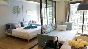 salon z łóżkiem i kanapą w obiekcie Rain Cha-am by Obbset w mieście Cha Am