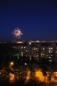 ブリャンスクにあるПанорамный вид на городの夜空花火
