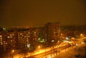 ブリャンスクにあるПанорамный вид на городの夜の街灯