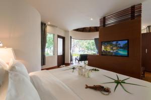 TV a/nebo společenská místnost v ubytování The Haven Khao Lak