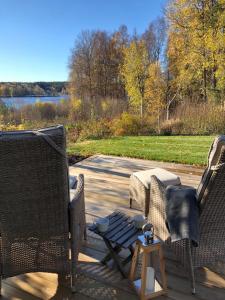 two wicker chairs and a table on a patio at Lakeview Studio in Stavsjo
