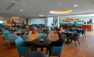 Queens Bay Hotel tesisinde bir restoran veya yemek mekanı