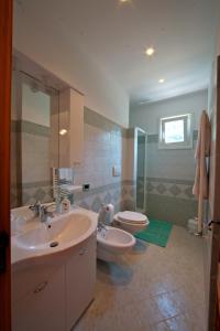 A bathroom at Agriturismo La Lobra