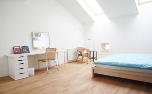 プラハにあるSuite Prague Apartment -Duplex, up to 4peopleのベッドルーム1室(ベッド1台、デスク、椅子付)