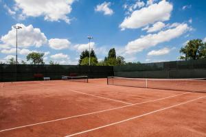 Tenis a/nebo squash v ubytování Misúr Vendégház nebo okolí