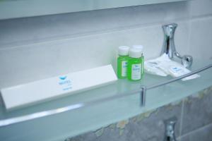 een plank met twee flessen medicijnen erop bij Boulevard Palace Hotel in Samarkand +39 foto's