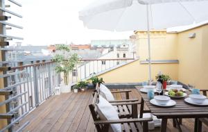 プラハにあるSuite Prague Apartment -Duplex, up to 4peopleのバルコニー(テーブル、椅子、パラソル付)