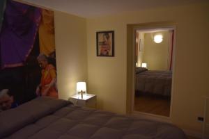 eine Frau in einem Hotelzimmer mit einem Bett und einem Spiegel in der Unterkunft Prince Moncada in Palermo