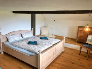 ein Schlafzimmer mit einem Bett mit blauen Kissen darauf in der Unterkunft Echtes Schwarzwaldhaus - Traditionell & Modern in Bernau im Schwarzwald