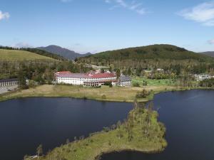 立科町にある白樺湖ビューホテル の建物のある湖の空中