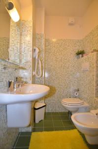 ein Bad mit einem Waschbecken und einem WC in der Unterkunft Garda Dream in Lazise