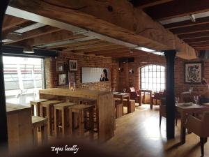 un comedor con una gran mesa de madera y sillas en Apartment 3, Warehouse K en Londres