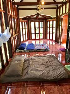 1 cama grande en el suelo de una habitación en Grandma's House en Nakhon Nayok