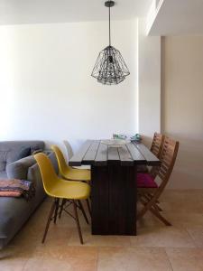 - une table à manger et des chaises dans le salon dans l'établissement APARTAMENT 4 GATS, à Deltebre