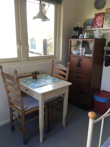 a room with a table and chairs and a window at Het Pulletje in Westzaan