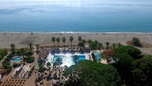 een luchtzicht op een zwembad van het resort en een strand bij Village de Vacances Marina d'Oru in Ghisonaccia