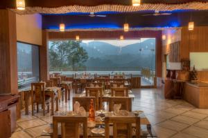 Restaurace v ubytování Indeevara Luxury Resort and Spa, Wayanad