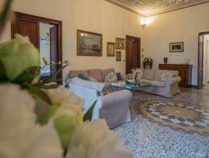 a living room with two couches and a table at Villa Montale Apartment I Limoni in Monterosso al Mare