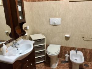 ナポリにあるMiseria e Nobiltà Apartment CHECK-IN FROM 12 00 TO 15 00のバスルーム(トイレ、洗面台付)