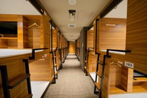 广岛Hiroshima no Oyado的走廊上设有木墙和长过道