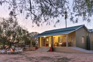 a small house with a patio and a yard at Hazenjacht Karoo Lifestyle - Oom Manus se Huis in Oudtshoorn