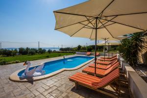 Bazén v ubytování Sun-kissed luxury Mediterranean villa nebo v jeho okolí