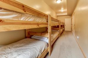 מיטה או מיטות קומותיים בחדר ב-Big Bear Cabin