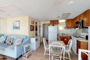 ein Wohnzimmer mit einem blauen Sofa und einer Küche in der Unterkunft Halsell's Hideaway in Indian Pass