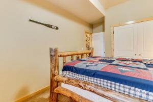 מיטה או מיטות בחדר ב-Big Bear Cabin