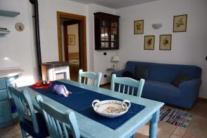 uma sala de estar com uma mesa azul e um sofá azul em Baitin Finferlo em Valdidentro