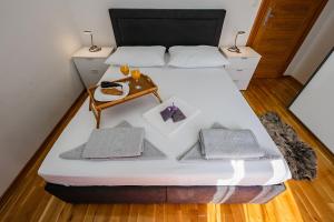 Postel nebo postele na pokoji v ubytování Sun-kissed luxury Mediterranean villa
