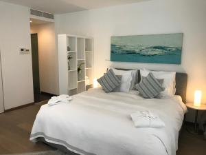 Postel nebo postele na pokoji v ubytování Antwerp Business Suites + 37 fotografií