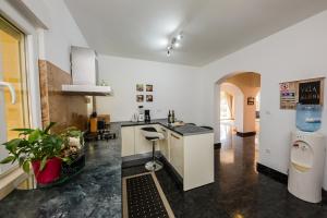 Kuchyň nebo kuchyňský kout v ubytování Sun-kissed luxury Mediterranean villa