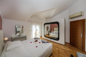 Postel nebo postele na pokoji v ubytování Sun-kissed luxury Mediterranean villa