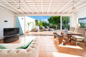 A television and/or entertainment centre at Finca Botanico Secret Garden